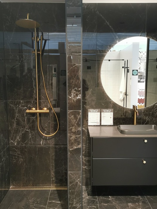 Add a touch of luxury Brass bathroom fixtures